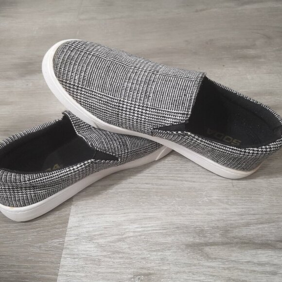 Soda Ladies Size 7 Black & White Plaid Slip On Sneakers - Picture 2 of 9